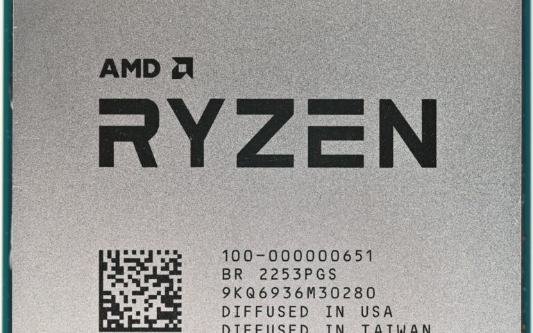 Gros plan sur le capot métallique d'un processeur AMD Ryzen 7 5800X3D, avec ses inscriptions gravées
