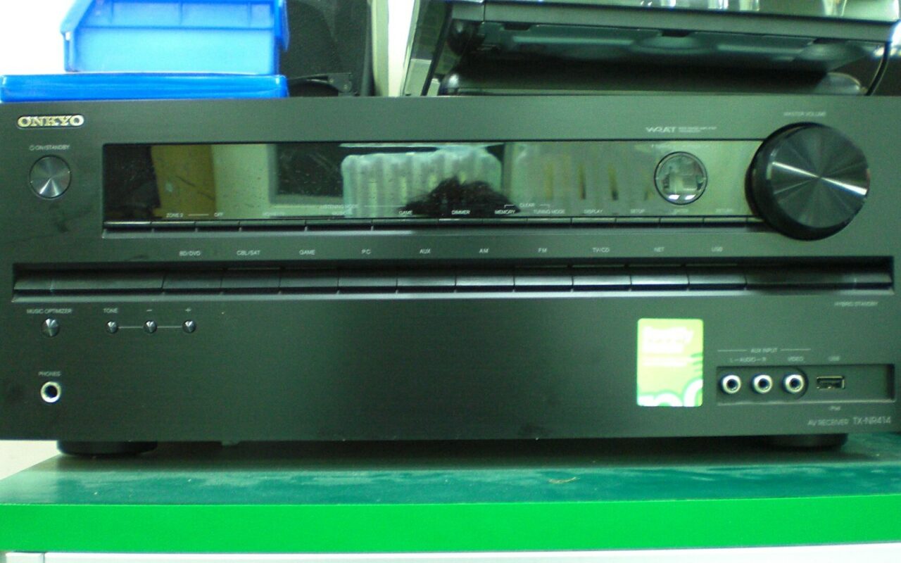Façade noire d'un ampli-tuner home cinéma Onkyo TX-NR414, avec son afficheur, ses touches et son bouton de volume.