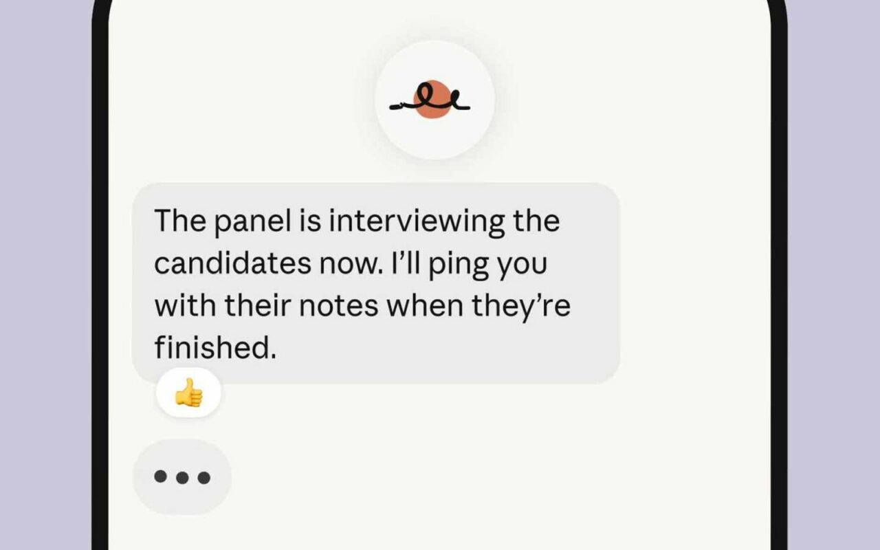 Capture d'une conversation dans Claude Duet, où l'agent annonce qu'il enverra les notes d'entretien des candidats une fois l'entretien terminé