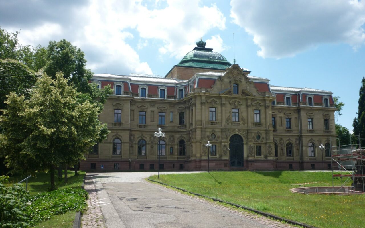 Façade du palais qui abrite le Bundesgerichtshof, la Cour fédérale de justice allemande, à Karlsruhe, vue depuis le parc.