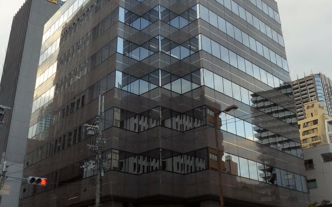 Immeuble de bureaux vitré du siège de Capcom à Osaka, vu depuis la rue