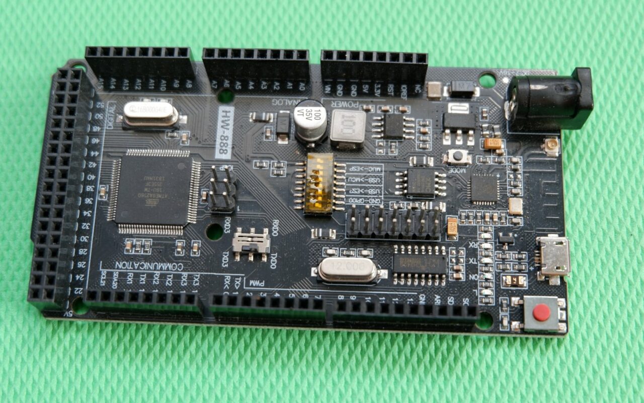 Carte électronique noire compatible Arduino Mega 2560, vue de dessus, avec son microcontrôleur ATmega2560
