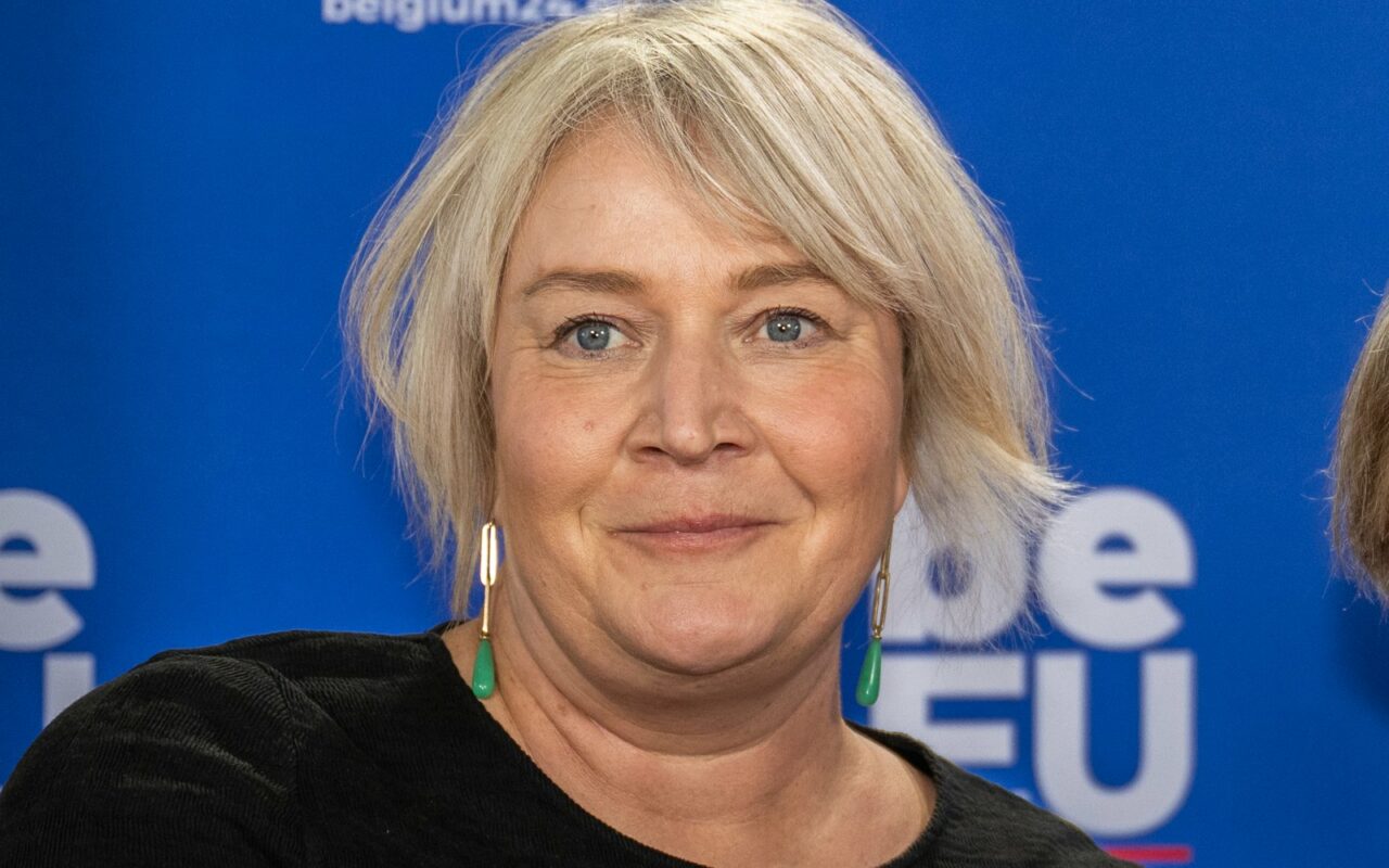 Christina Egelund, cheveux blonds mi-longs, devant un fond bleu de la présidence belge du Conseil de l'UE