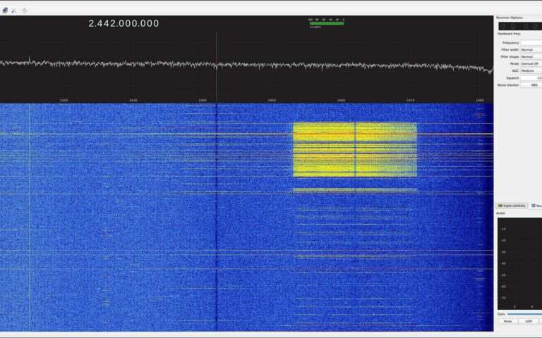 Capture du logiciel Gqrx affichant un spectre et une cascade de signaux bleus et jaunes autour de 2,442 GHz
