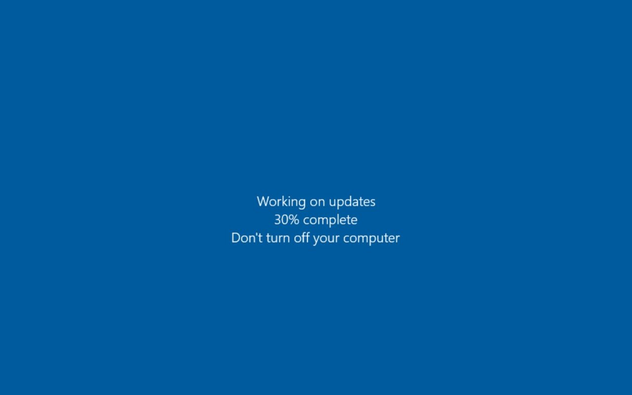 Écran bleu de Windows 10 indiquant en anglais que les mises à jour sont en cours, à 30 %, et qu'il ne faut pas éteindre l'ordinateur.
