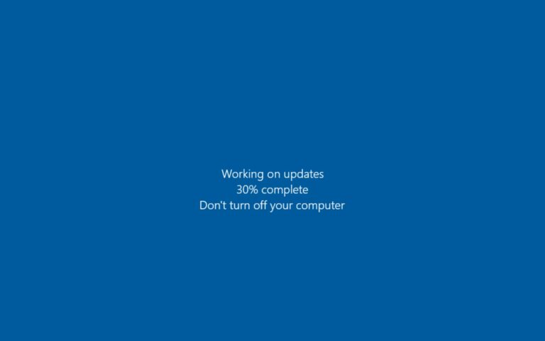 Écran bleu de Windows 10 indiquant en anglais que les mises à jour sont en cours, à 30 %, et qu'il ne faut pas éteindre l'ordinateur.