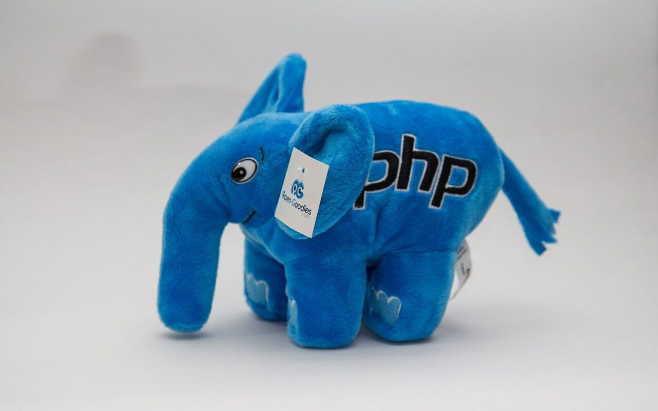 Peluche bleue en forme d'éléphant, l'elePHPant, avec le logo php brodé sur le flanc