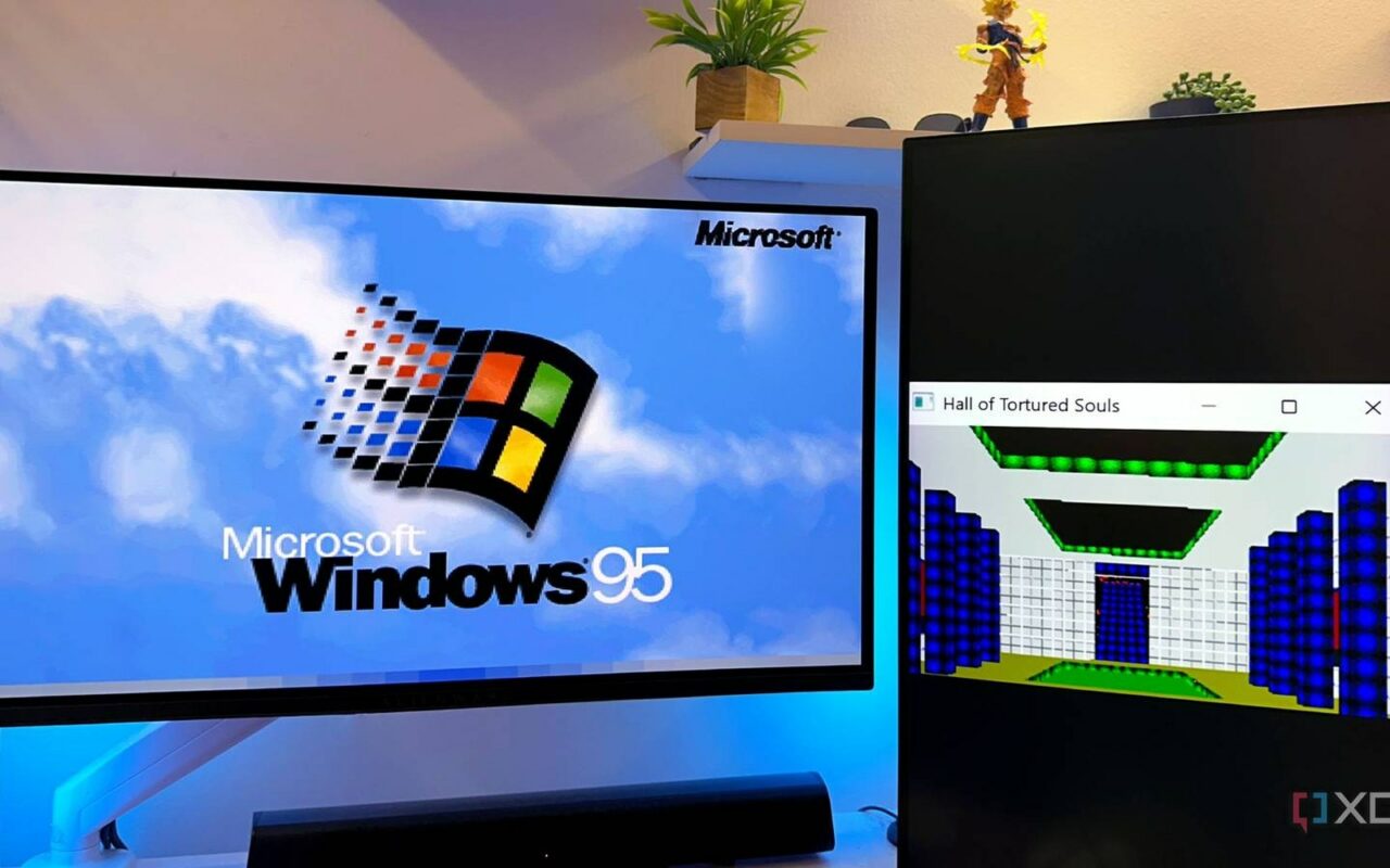 Écran affichant le logo de Windows 95 et, devant, la fenêtre du jeu Hall of Tortured Souls avec un couloir en 3D