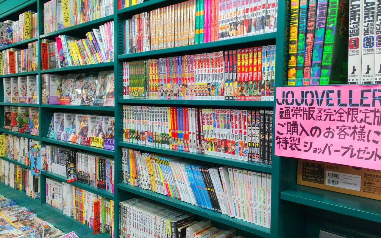 Rayonnages d'une librairie japonaise remplis de mangas aux tranches colorées