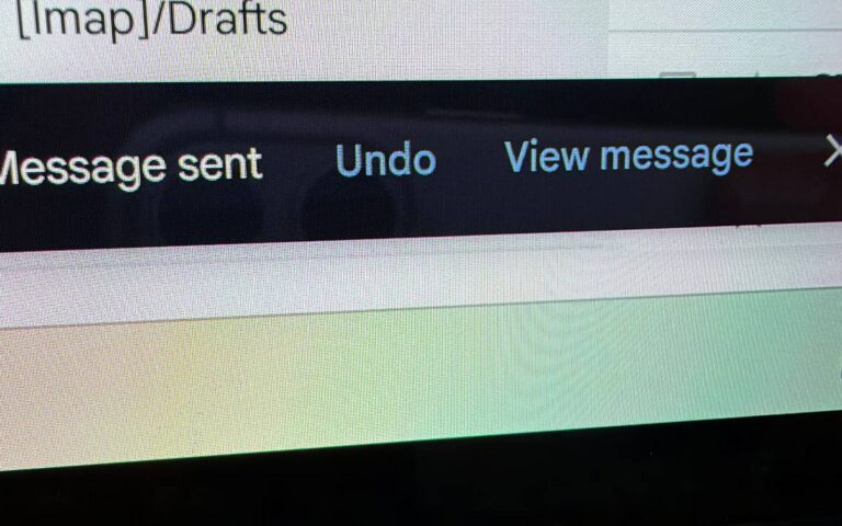 Gros plan sur un écran affichant le bandeau Message sent, avec les boutons Undo et View message