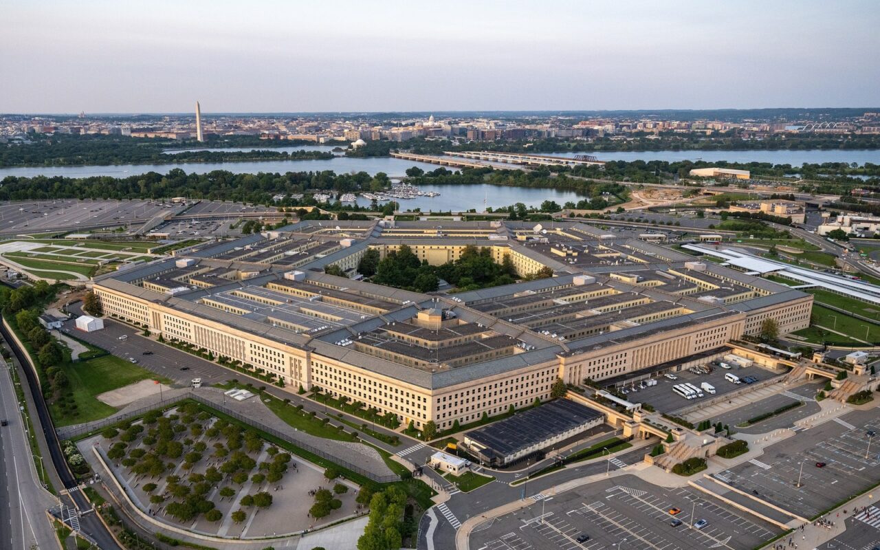 Vue aérienne du Pentagone, à Arlington, avec ses cinq façades et ses parkings, au coucher du soleil