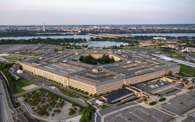 Vue aérienne du Pentagone, à Arlington, avec ses cinq façades et ses parkings, au coucher du soleil