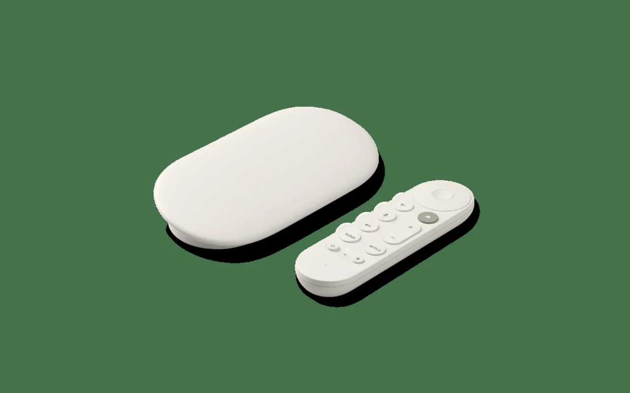 Le boîtier Google TV Streamer, galet blanc arrondi, et sa télécommande blanche posés côte à côte