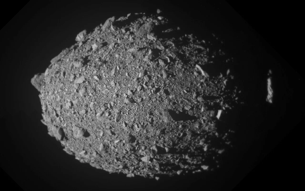 L'astéroïde Dimorphos en gros plan, couvert de blocs de roche, photographié par la sonde DART