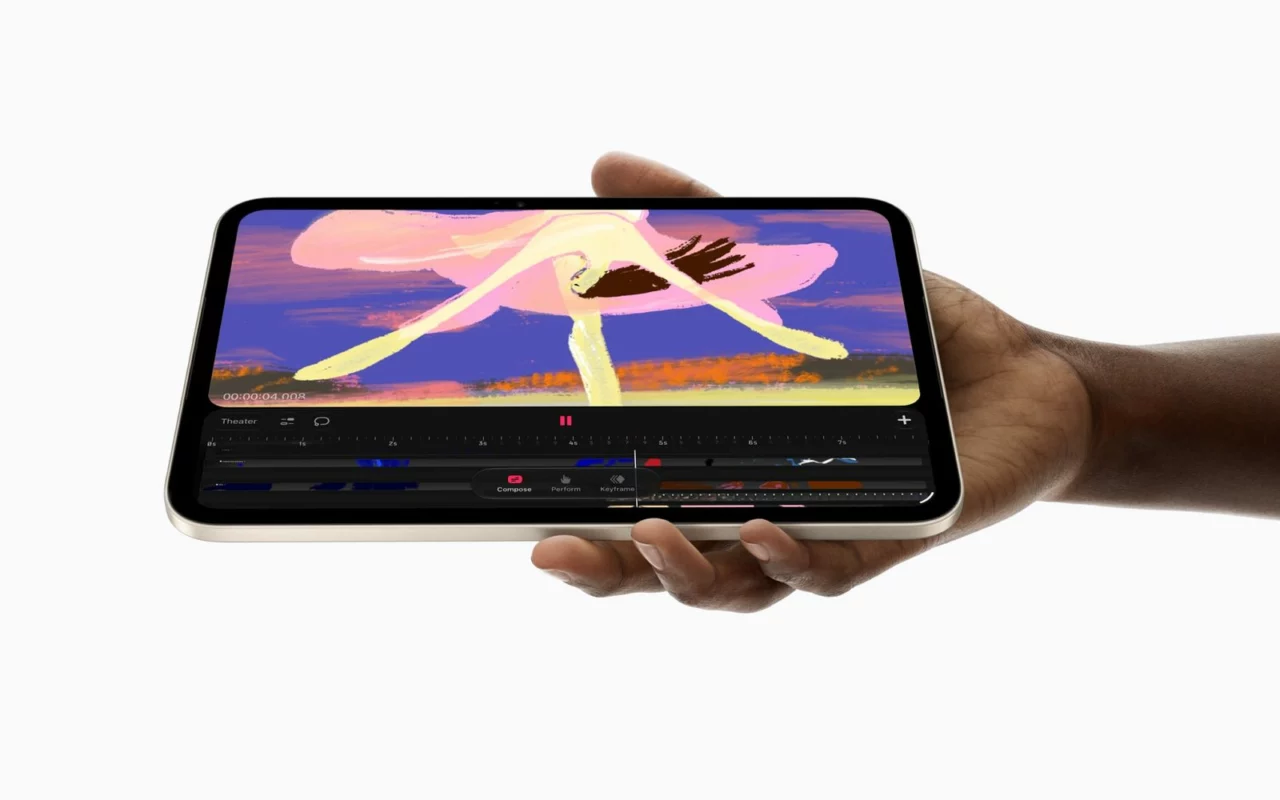 Une main tient le nouvel iPad mini à l'horizontale, une animation dessinée à l'écran
