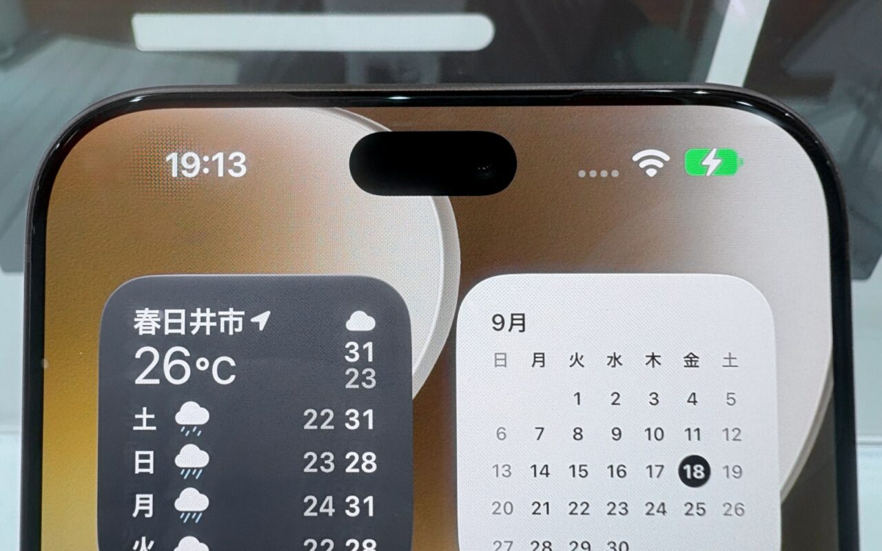 Gros plan sur le haut de l'écran d'un iPhone 18 Pro Max : la Dynamic Island et, au bord supérieur, la fente de l'écouteur.