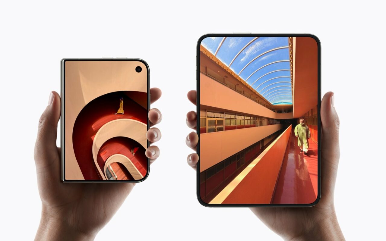 Deux mains tiennent chacune un iPhone Duo, l'un fermé, l'autre déplié en grand écran
