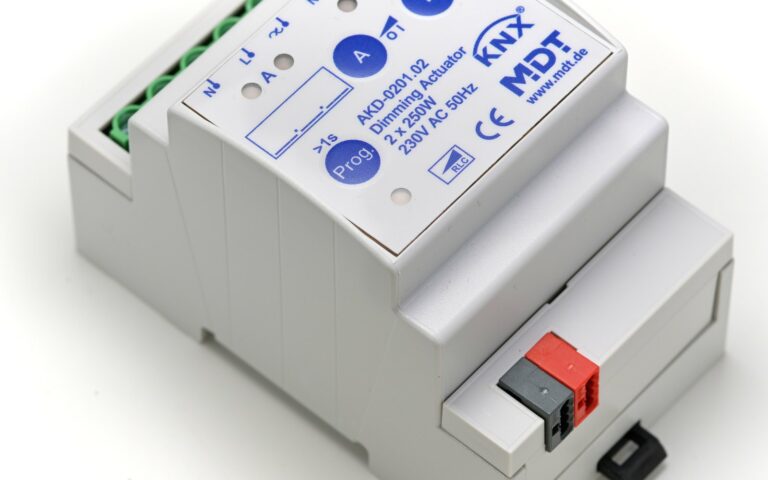 Module de variation KNX de la marque MDT, boîtier gris clair pour rail de tableau électrique, avec ses boutons et ses bornes