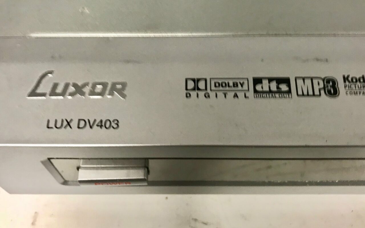 Gros plan sur un lecteur DVD Luxor gris portant les logos Dolby Digital, DTS et MP3