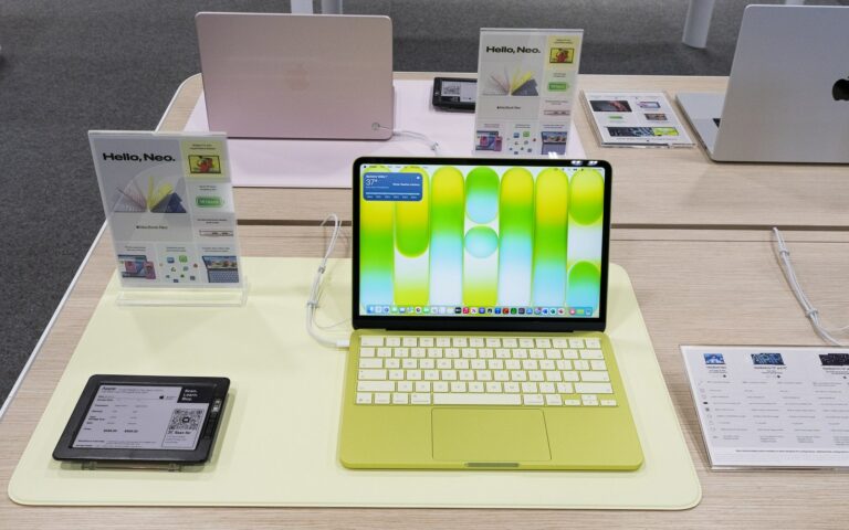 Un MacBook Neo couleur citron ouvert, vu de face