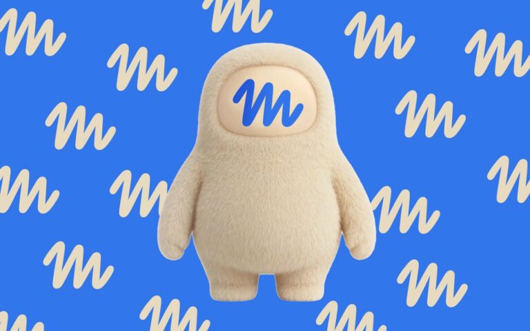 Illustration d'une mascotte pelucheuse beige portant le logo de Muse, sur un fond bleu à motifs