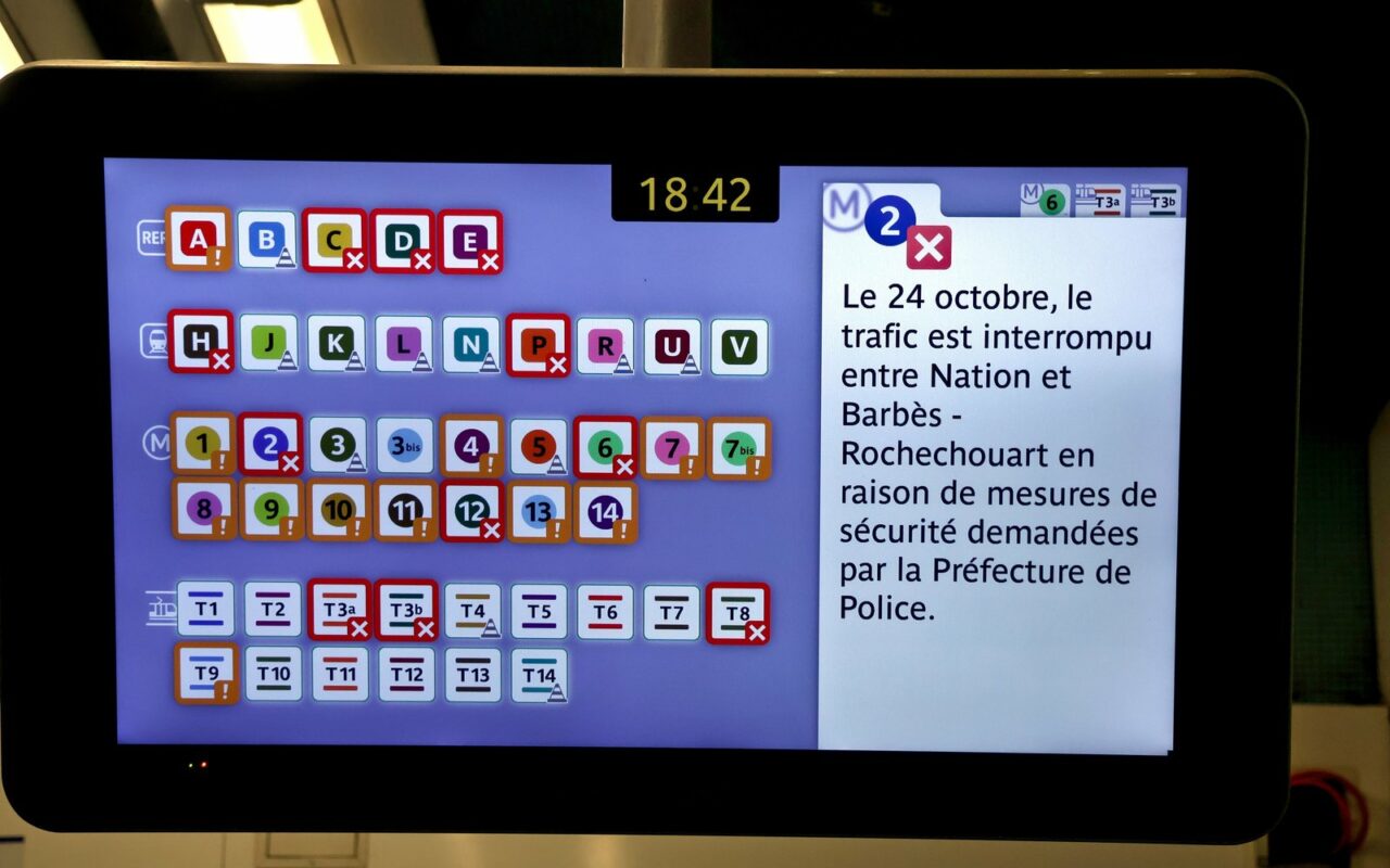 Écran du métro parisien annonçant l'interruption du trafic entre Nation et Barbès-Rochechouart à la demande de la préfecture de police
