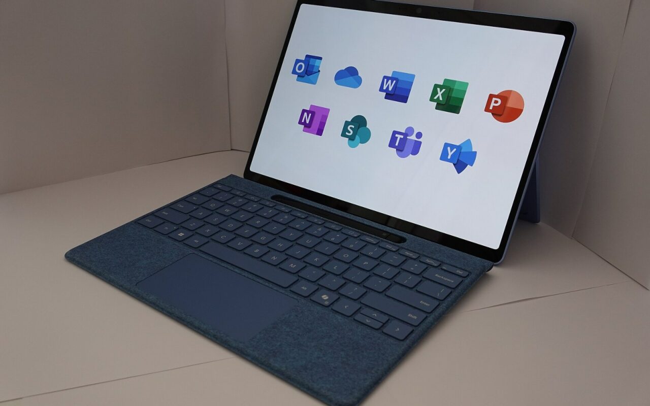 Une tablette Surface avec son clavier affiche à l'écran les icônes des applications Microsoft 365