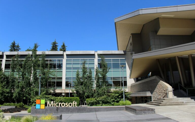 Bâtiment 92 du siège de Microsoft à Redmond, façade moderne avec le logo Microsoft devant une pelouse