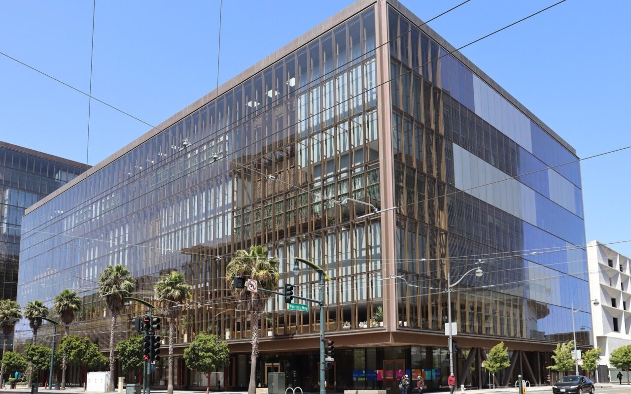 Immeuble de bureaux vitré au 1515 Third Street, dans le quartier de Mission Bay à San Francisco