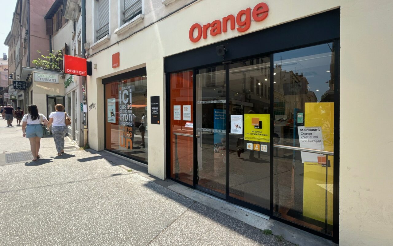 Façade d'une boutique Orange dans une rue de Lyon, avec le logo carré orange