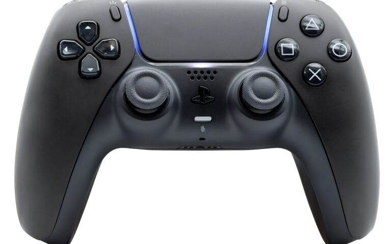 Manette PlayStation 5 DualSense noire vue de face, sur fond blanc
