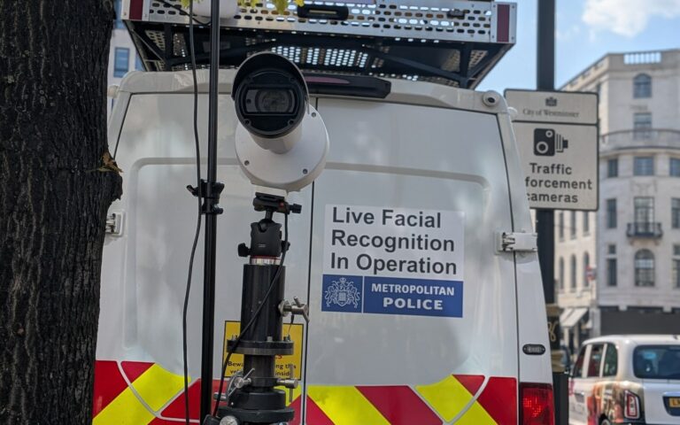 Camionnette de la police métropolitaine de Londres portant l'inscription Live Facial Recognition In Operation, caméra montée sur un mât