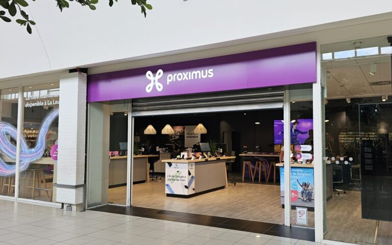 Entrée d'une boutique Proximus dans une galerie commerçante, avec son enseigne violette
