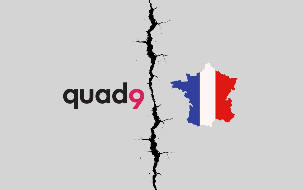 Logo de Quad9 fendu en deux, avec un drapeau français à droite, sur fond gris