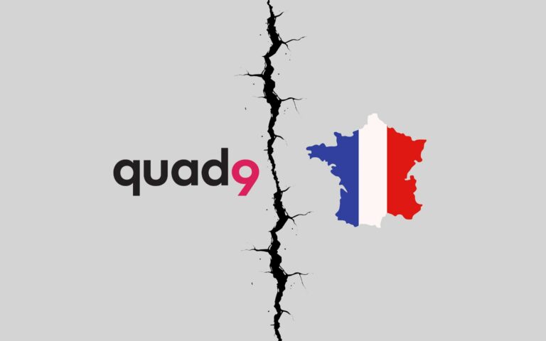 Logo de Quad9 fendu en deux, avec un drapeau français à droite, sur fond gris