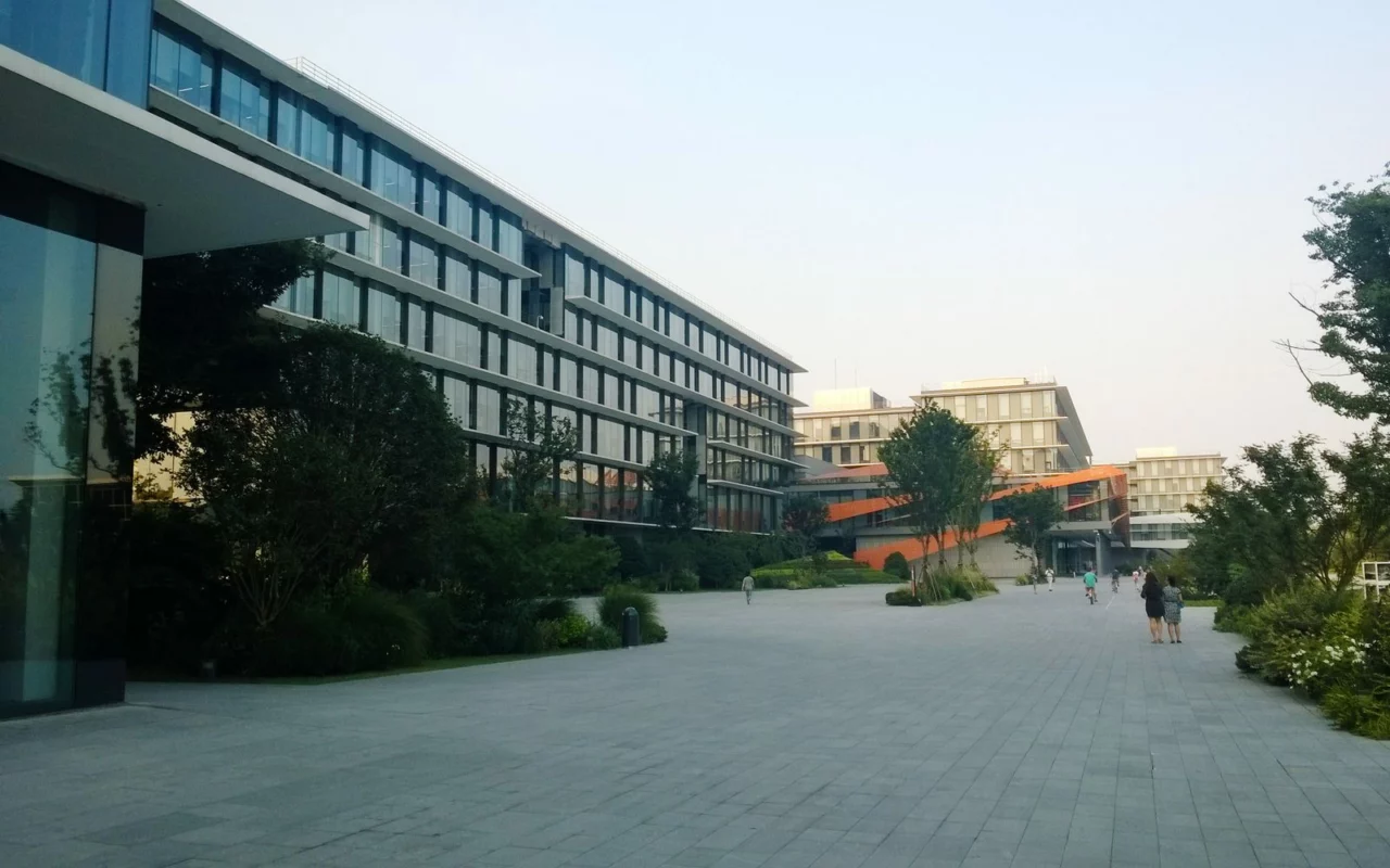 Bâtiments et esplanade du campus d'Alibaba à Xixi, à Hangzhou
