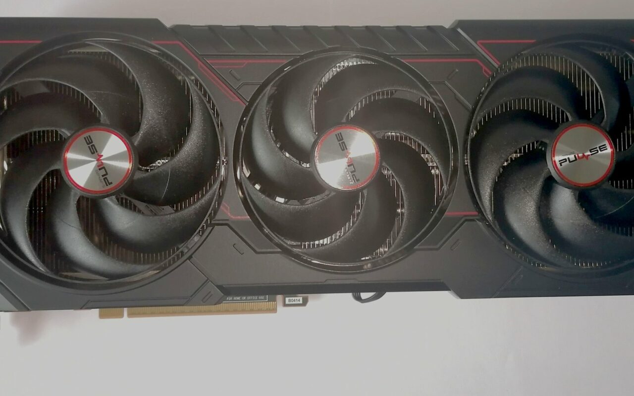 Carte graphique Radeon RX 9070 XT vue de face, avec ses trois ventilateurs noirs