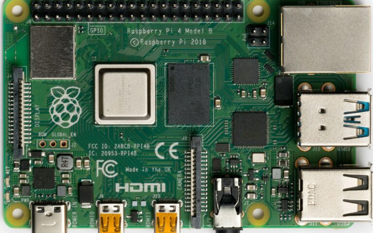 Carte Raspberry Pi 4 Model B vue de dessus, avec ses ports USB, Ethernet et micro HDMI