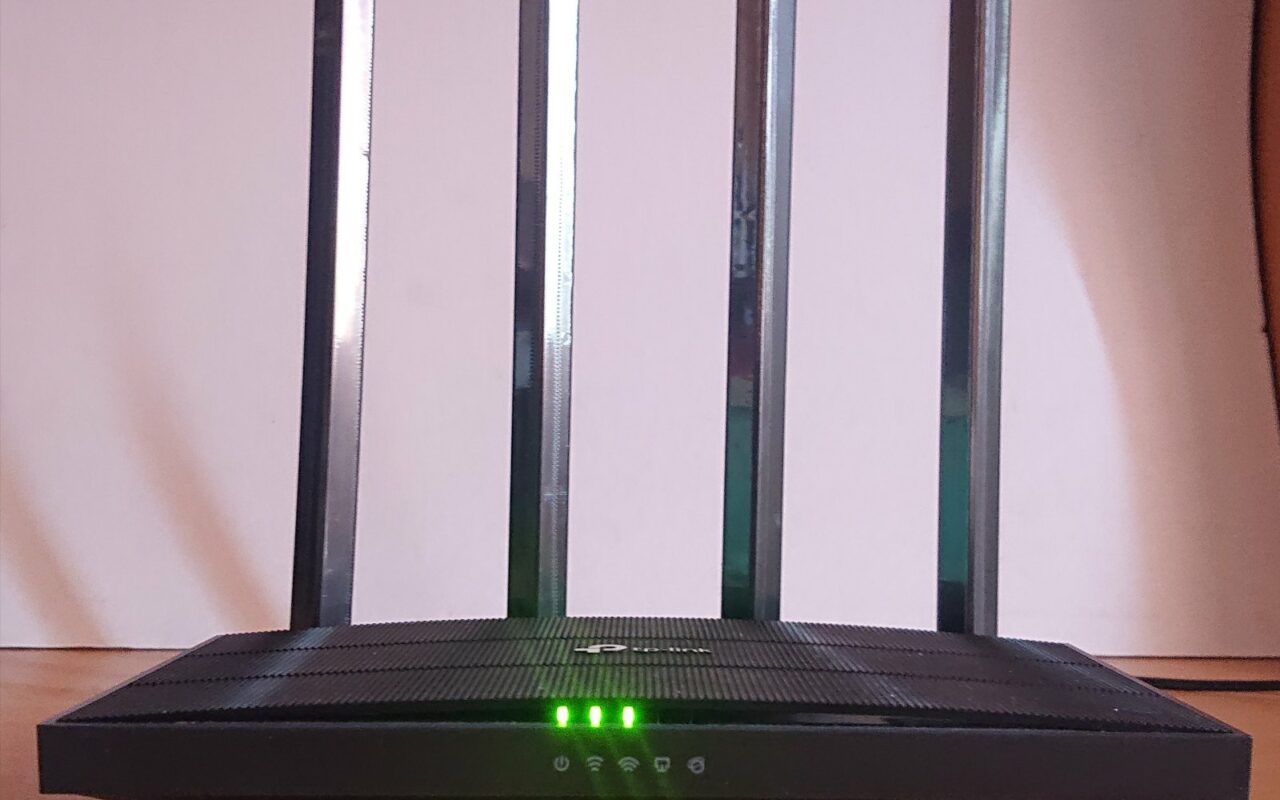 Routeur Wi-Fi TP-Link Archer A6 noir à quatre antennes, voyants verts allumés