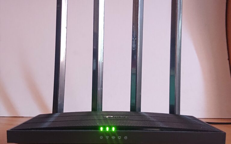 Routeur Wi-Fi TP-Link Archer A6 noir à quatre antennes, voyants verts allumés