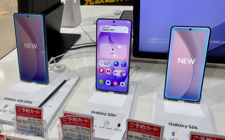 Trois smartphones Samsung Galaxy S26, S26+ et S26 Ultra exposés sur des présentoirs en magasin, avec leurs étiquettes de prix