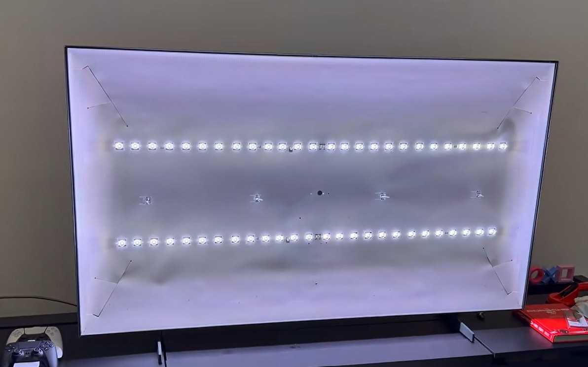 Téléviseur dont la dalle a été retirée : le rétroéclairage allumé montre deux rangées horizontales de LED