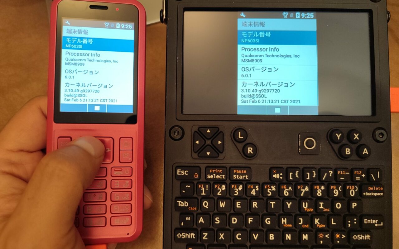 Un téléphone à clavier tenu en main et, à côté, un mini-ordinateur uConsole qui affiche le même écran grâce à scrcpy