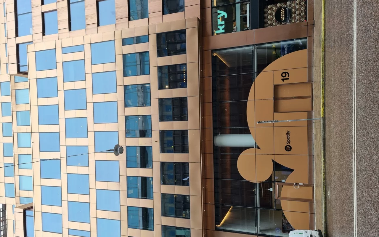 Façade du siège de Spotify à Stockholm, avec le logo de la marque sur la vitre