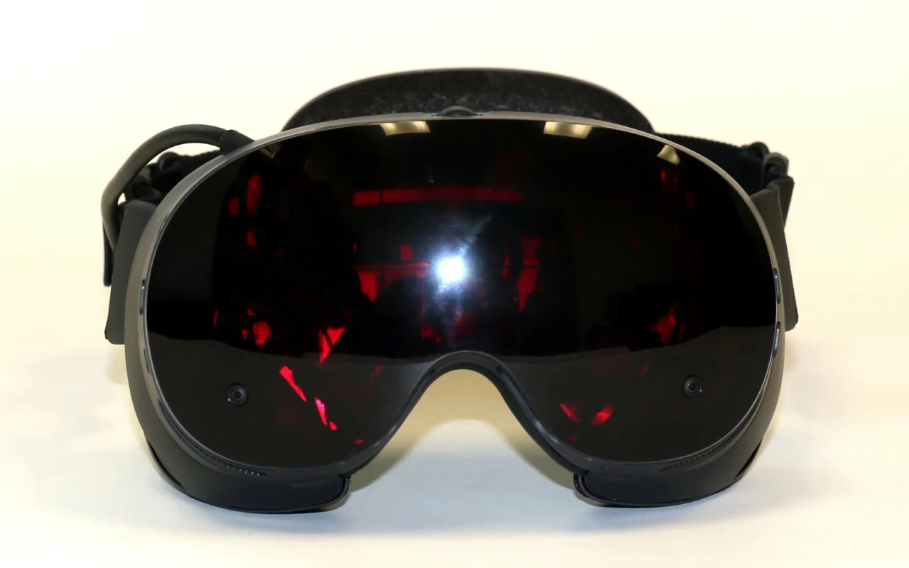Le casque de réalité virtuelle Steam Frame de Valve vu de face, visière noire avec reflets rouges, sur fond blanc