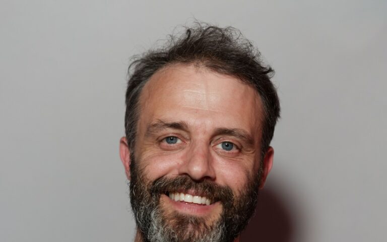 Portrait de Steve Mould souriant, en 2026