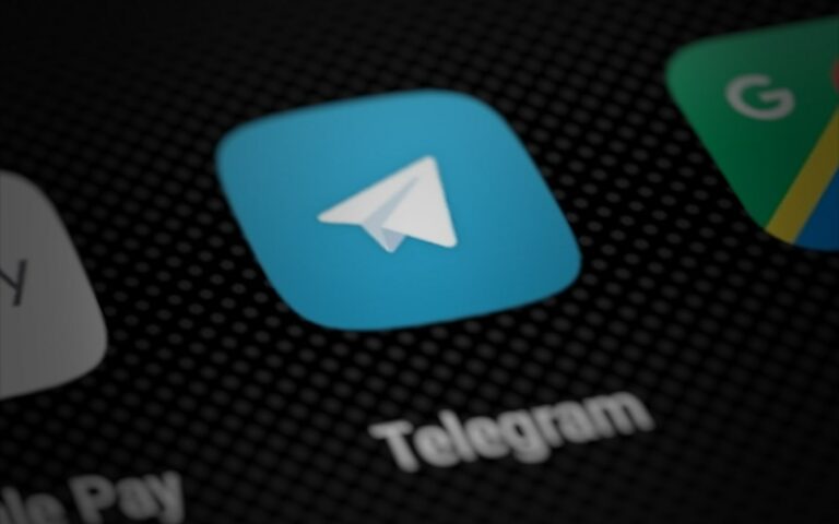 Icône de l'application Telegram sur l'écran d'un smartphone