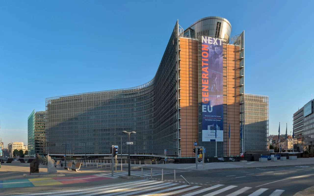 Le Berlaymont, siège de la Commission européenne à Bruxelles, sous un ciel bleu