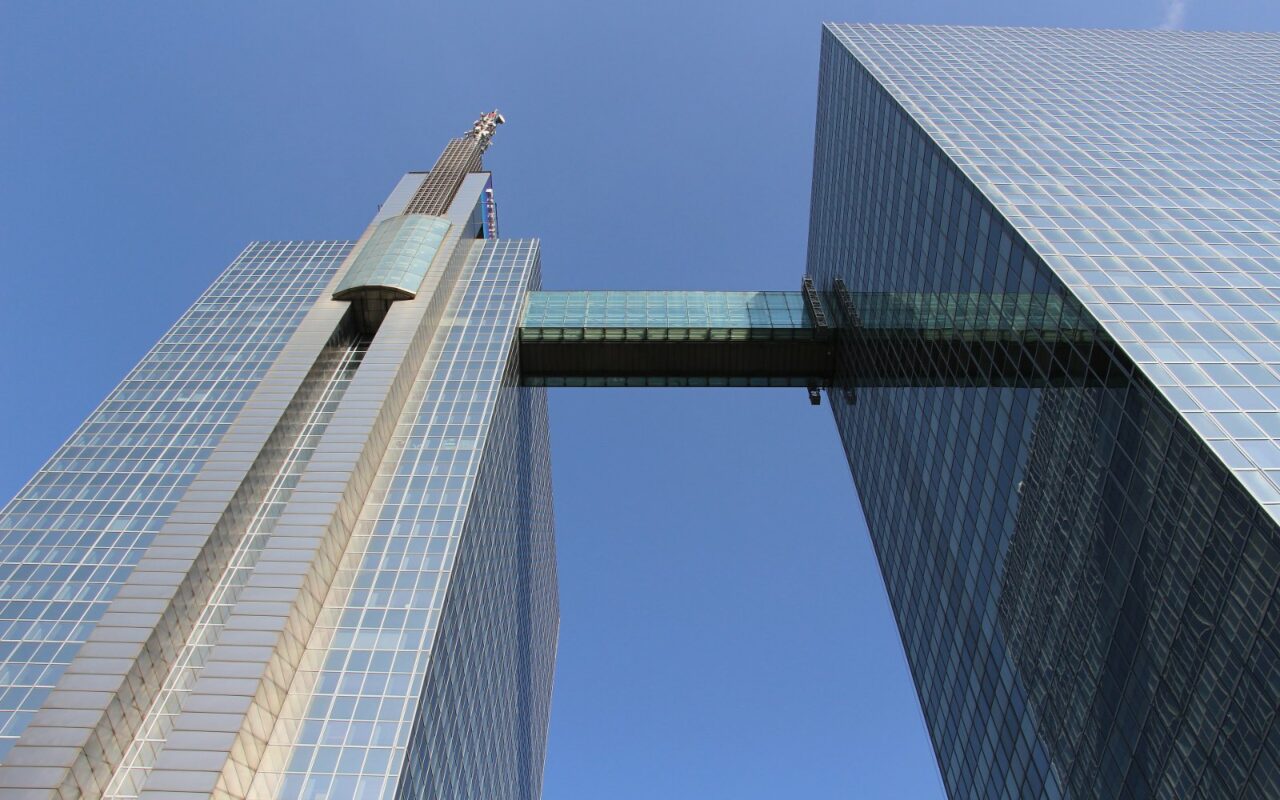 Les deux tours vitrées du siège de Proximus à Bruxelles, reliées par une passerelle, vues en contre-plongée