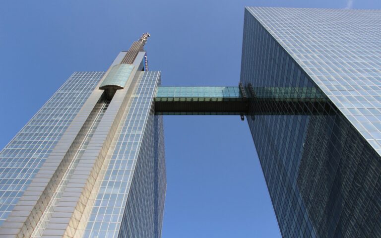 Les deux tours vitrées du siège de Proximus à Bruxelles, reliées par une passerelle, vues en contre-plongée